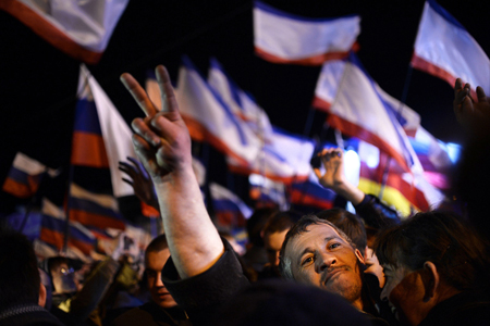 El Parlamento de Crimea aprueba la incorporación a Rusia